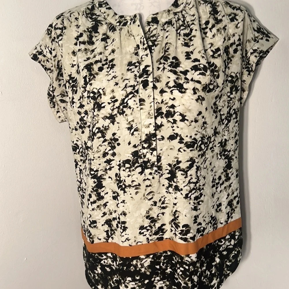 SimplyVera Vera Wang ladies size S, short sleeve blouse in a floral pattern